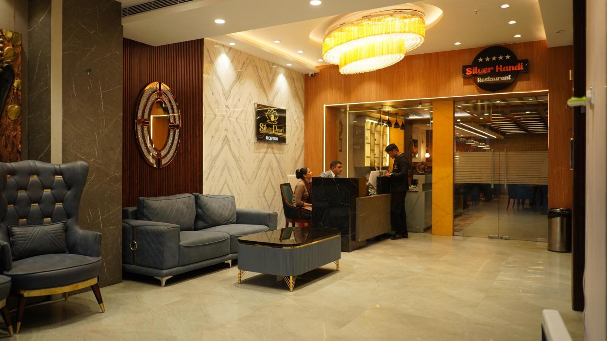 Hotel Silver Pearl อาลีการห์ ภายนอก รูปภาพ