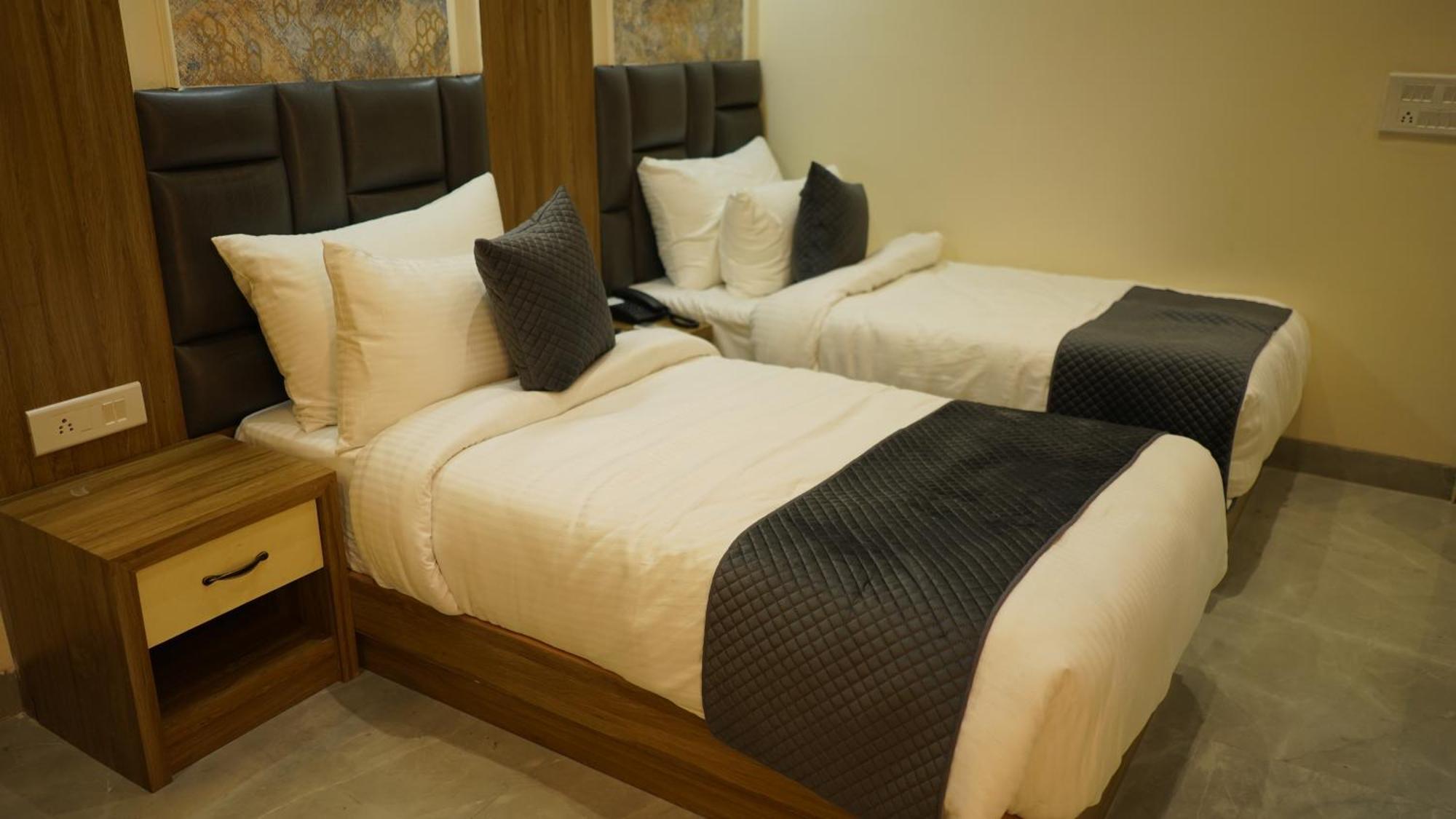 Hotel Silver Pearl อาลีการห์ ภายนอก รูปภาพ
