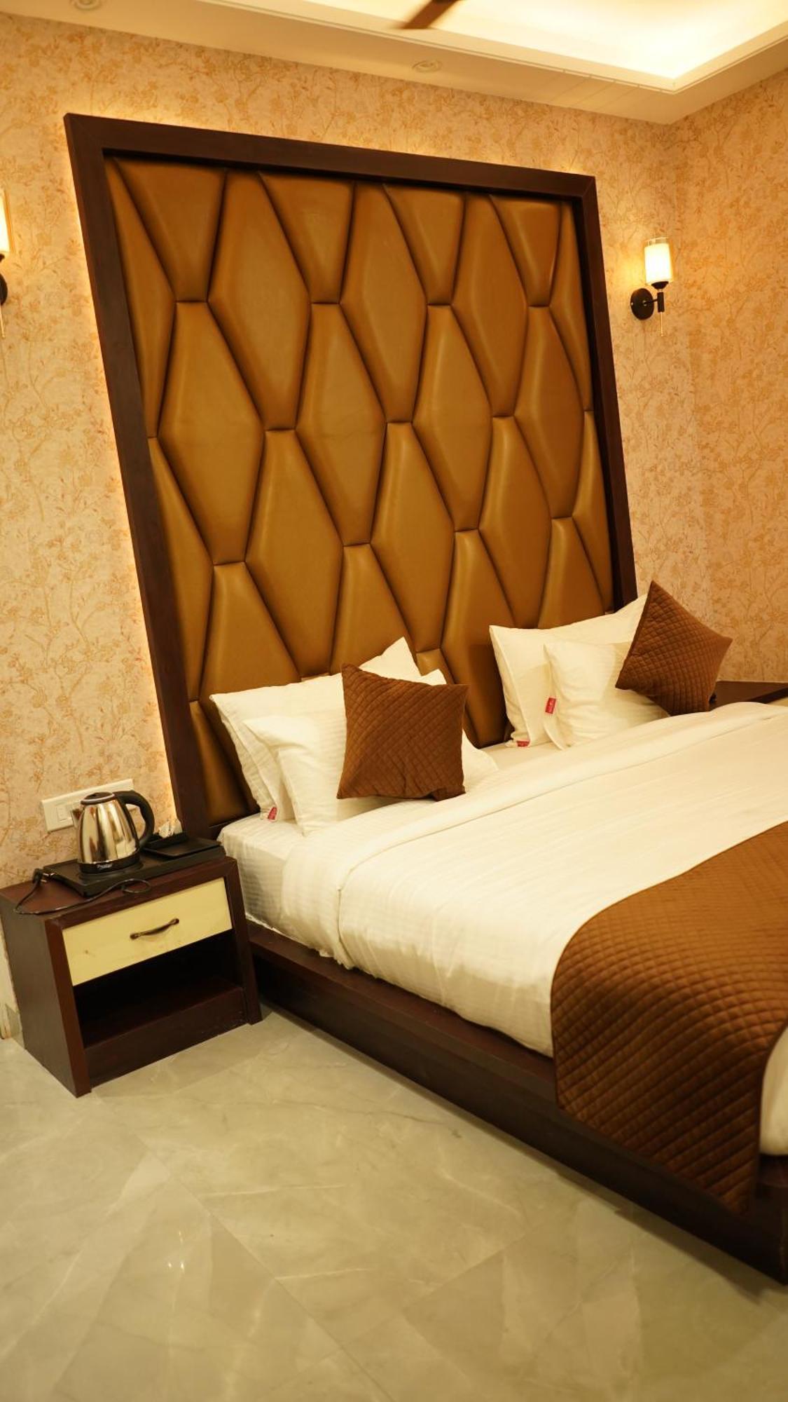 Hotel Silver Pearl อาลีการห์ ภายนอก รูปภาพ