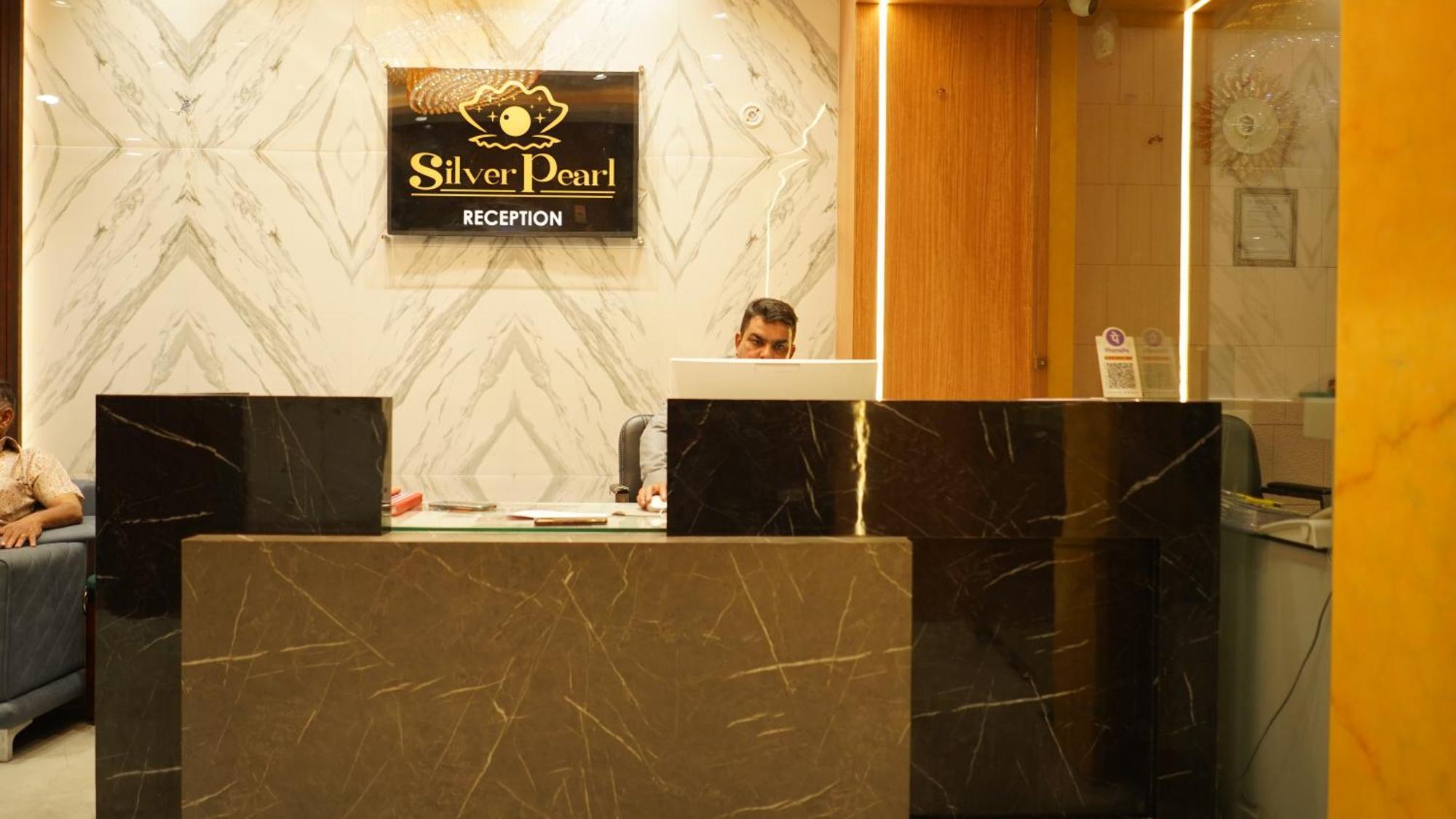 Hotel Silver Pearl อาลีการห์ ภายนอก รูปภาพ