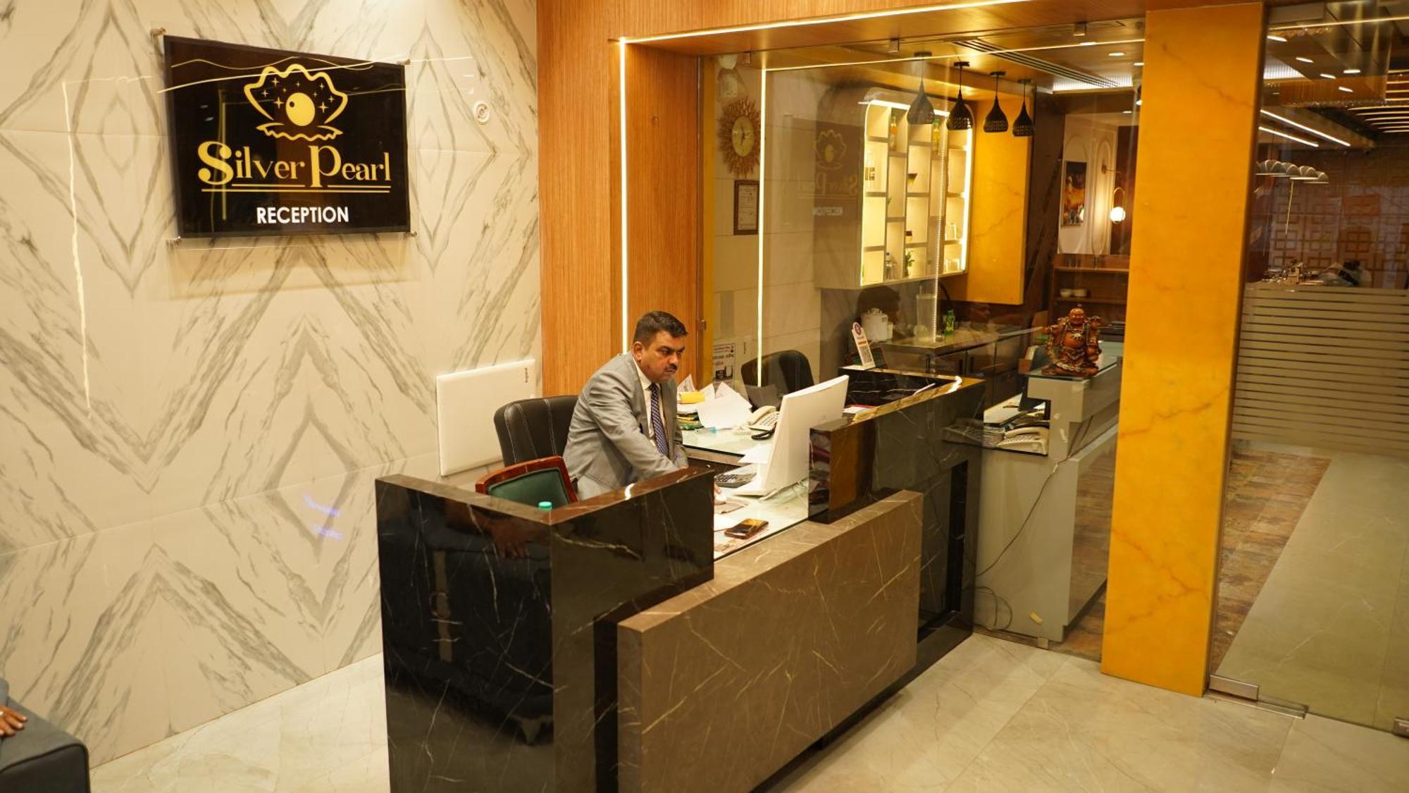 Hotel Silver Pearl อาลีการห์ ภายนอก รูปภาพ
