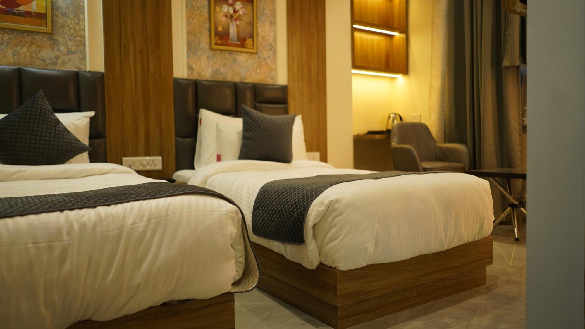 Hotel Silver Pearl อาลีการห์ ภายนอก รูปภาพ