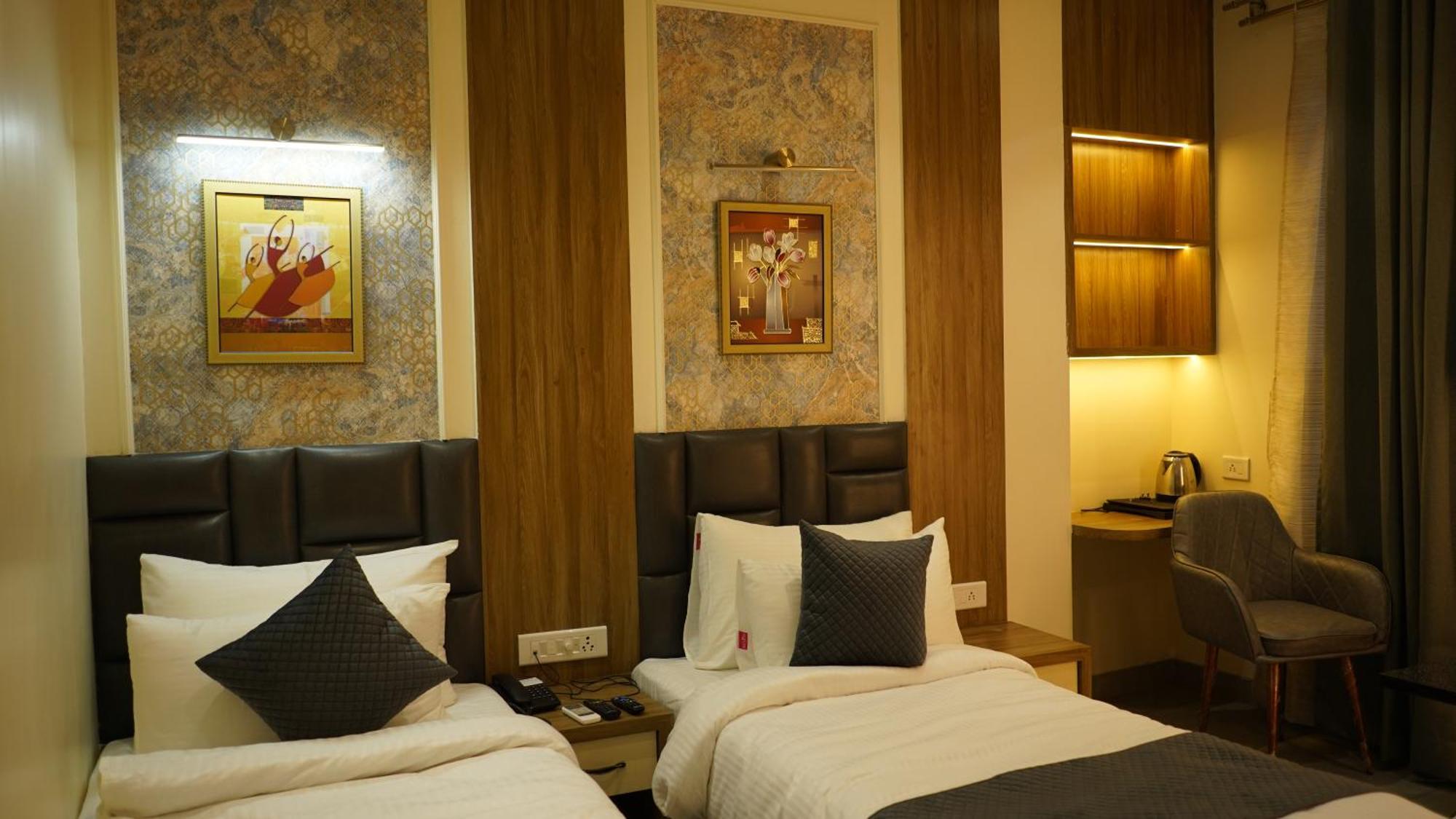 Hotel Silver Pearl อาลีการห์ ภายนอก รูปภาพ